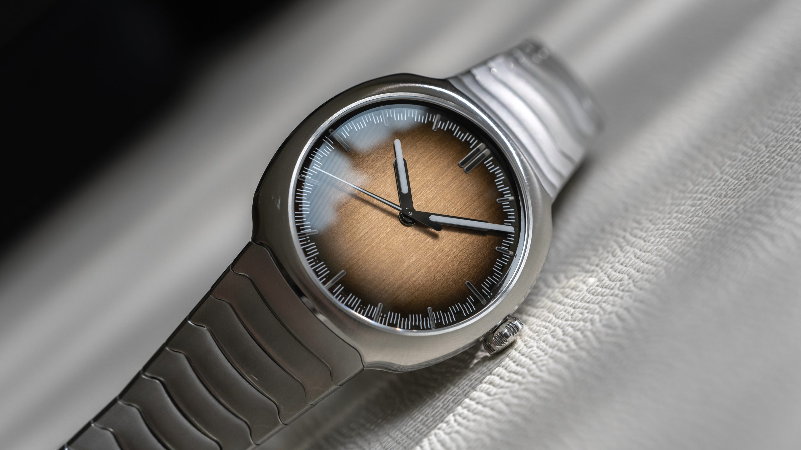 Moser-Streamliner-Centre-Seconds-Smoked-Salmon